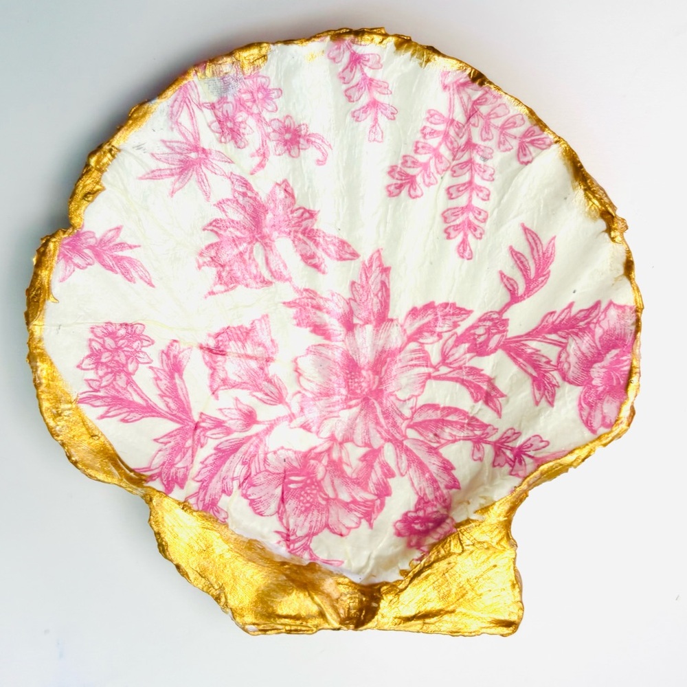 Handcrafted shell ring dish with pink hibiscus decoupage design - Picture 3 of 4